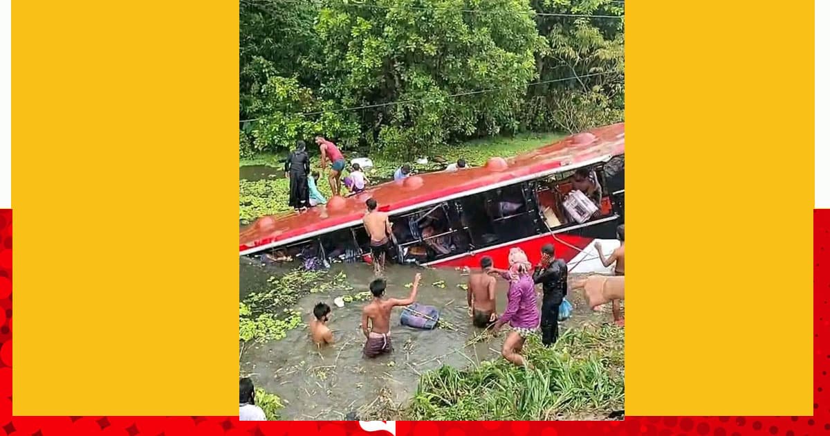 ঢাকা-বরিশাল মহাসড়কে বাস খাদে পড়ে আহত ১৫
