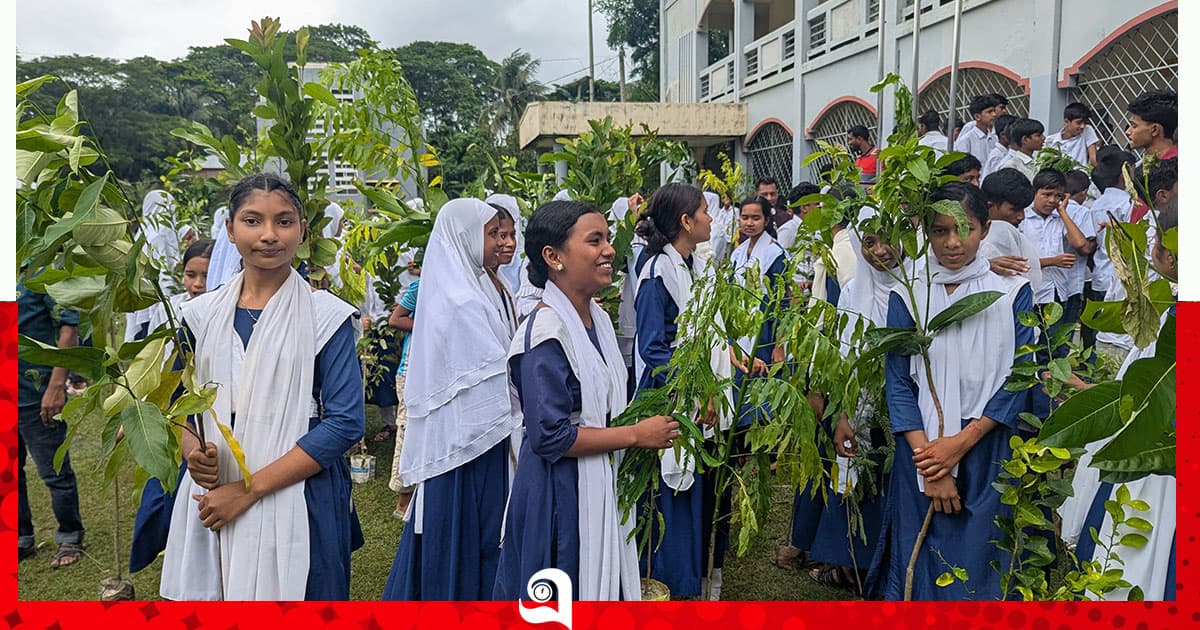 রাঙ্গাবালীতে শিক্ষার্থীদের মাঝে গাছের চারা বিতরণ
