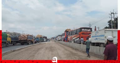 অবৈধ বালু উত্তোলনের প্রতিবাদে মানববন্ধন, মহাসড়কে তীব্র