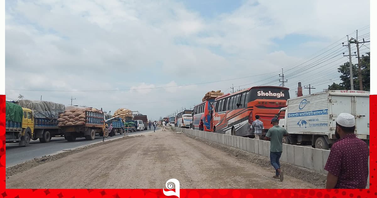 অবৈধ বালু উত্তোলনের প্রতিবাদে মানববন্ধন, মহাসড়কে তীব্র