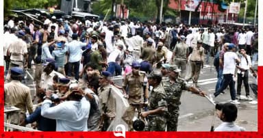 ভারতে আন্দোলনকারী শিক্ষার্থীদের ওপর পুলিশের লাঠিচার্জ