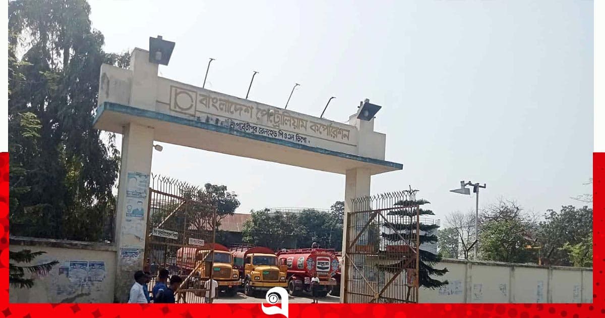 ভয়াবহ অগ্নিকাণ্ড থেকে রক্ষা পেল পার্বতীপুর অয়েল ডিপো