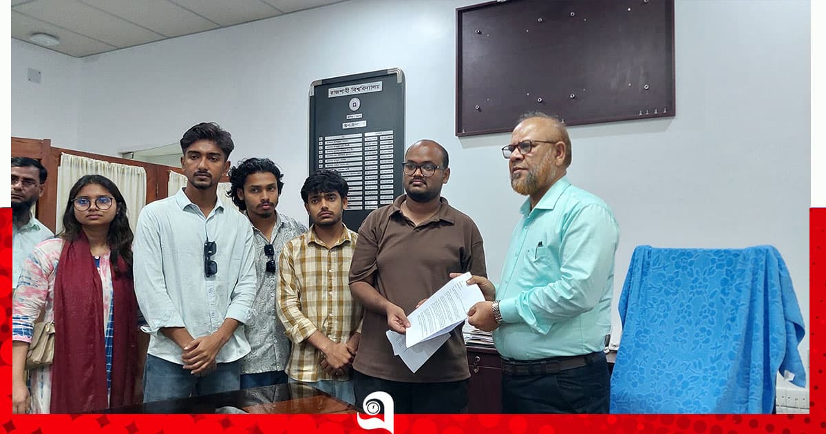 অধ্যাপকের স্থায়ী বহিষ্কারের দাবি রাবি শিক্ষার্থীদের