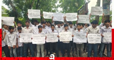 প্রধান শিক্ষকের অনিয়মের বিরুদ্ধে শিক্ষার্থীদের বিক্ষোভ