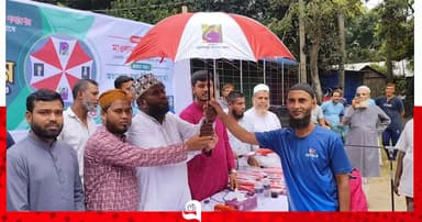 ভ্যান-রিকশা চালকদের মাঝে ছাতা বিতরণ