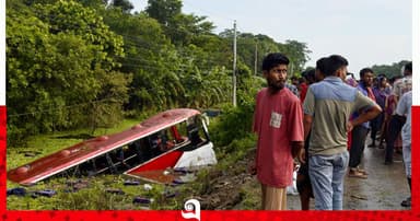 ভাঙ্গায় নিয়ন্ত্রণ হারিয়ে বাস খাদে, আহত ২০