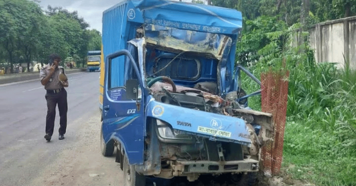 গাজীপুরে গাড়ির পেছনে কাভার্ড ভ্যানের ধাক্কা, চালক নিহত