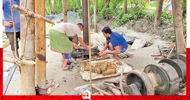 গোবর দিয়ে চলছে নিরাপদ পানির লাইনের কাজ