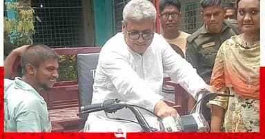 মোহনপুরে অটোরিকশা, ট্রাইসাইকেল ও মিলিং মেশিন বিতরণ