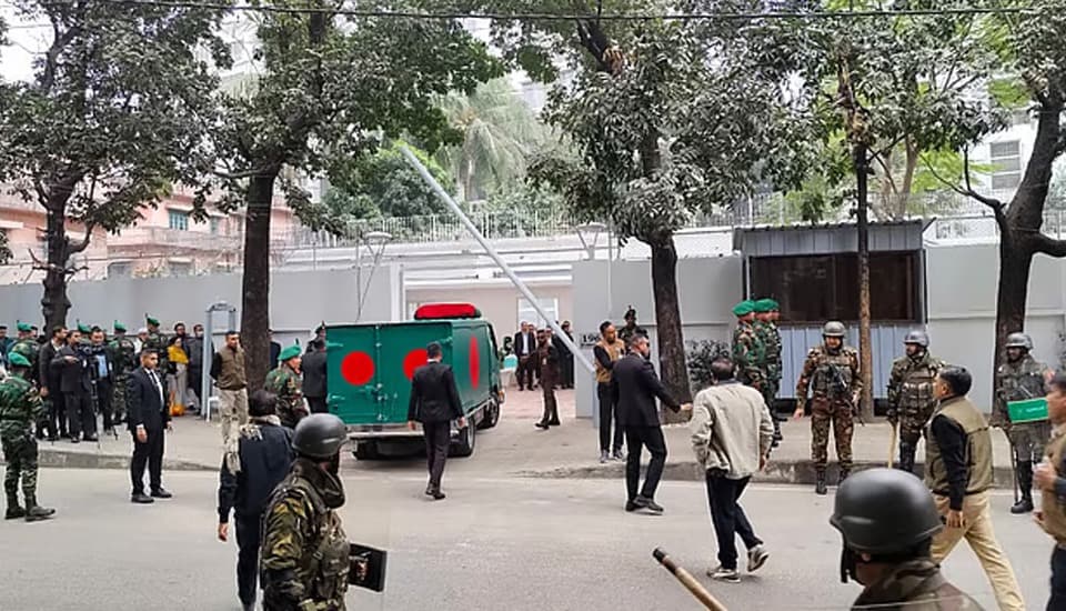 পতাকায় মোড়ানো গাড়িতে খালেদা জিয়ার মরদেহ গুলশানে