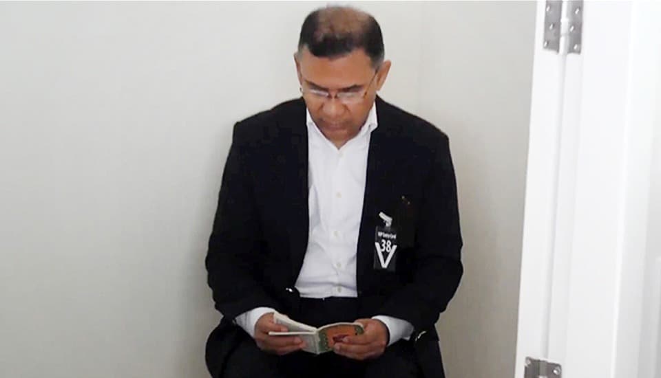 মায়ের কফিনের পাশে কোরআন তিলাওয়াত করছেন তারেক রহমান