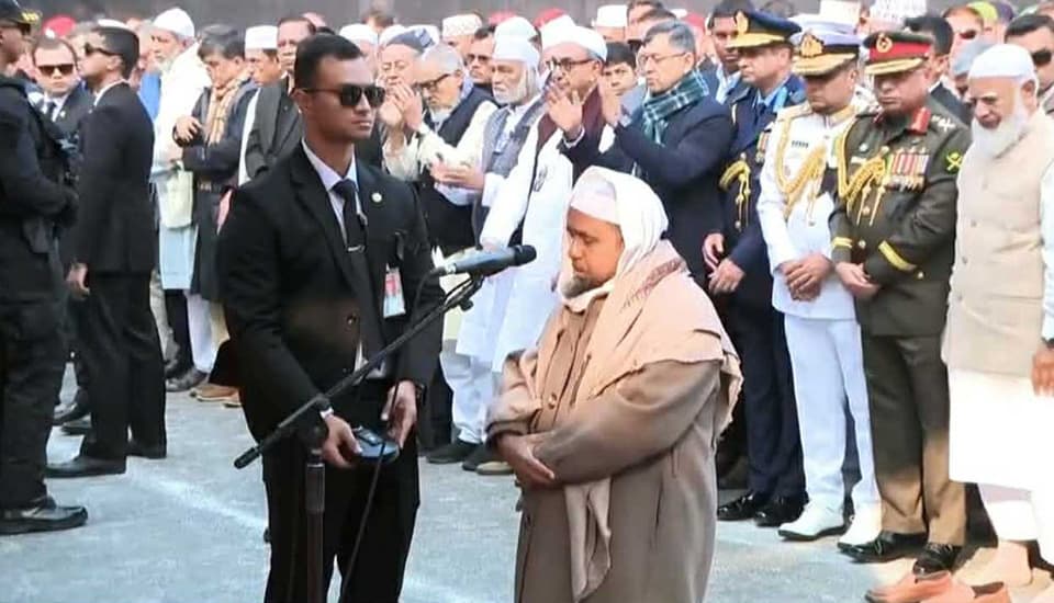 খালেদা জিয়ার জানাজা শুরু, মানুষের ঢল