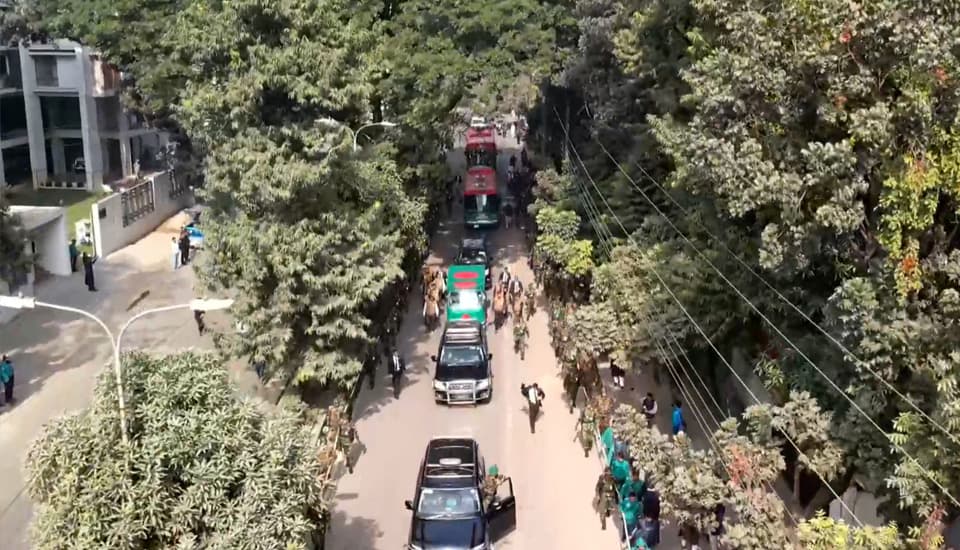 সংসদ ভবনের পথে খালেদা জিয়ার মরদেহ