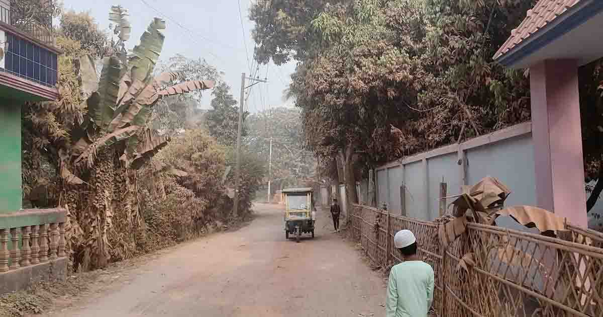 বৃষ্টি হলে কাদার পুকুর, শুকনায় ধুলায় অন্ধকার