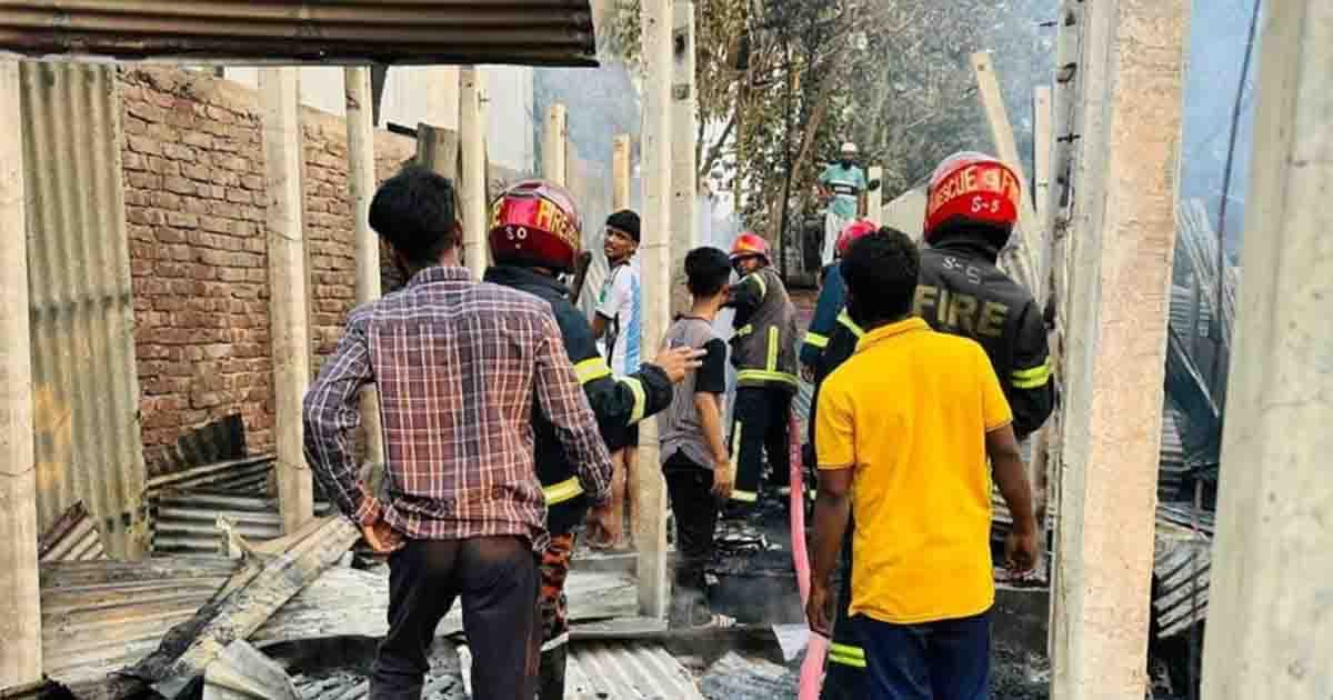 সোনারগাঁয়ে আগুনে পুড়ে ছাই ১৮ পরিবারের বসতঘর