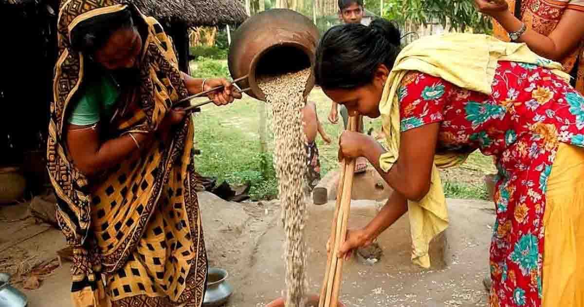 মাটির চুলোয় হাতে ভাজা মুড়িতেই স্বাবলম্বী ২০ গ্রামের নারী-পুরুষ