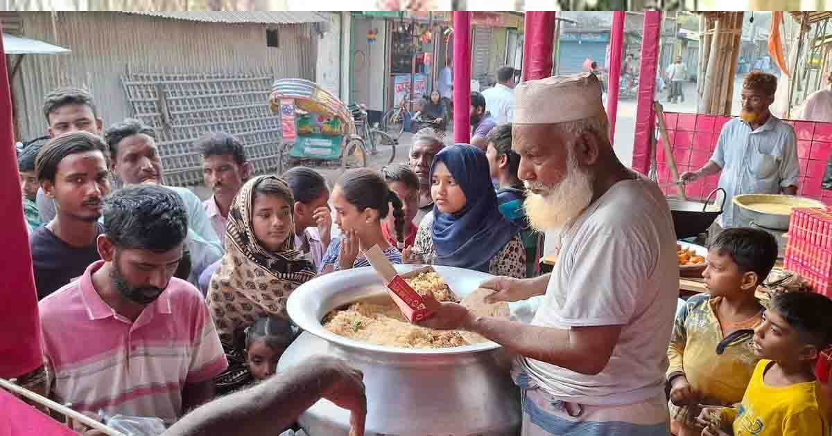 সৈয়দপুরে রোজাদারদের জন্য ৩০ টাকায় মুরগির বিরিয়ানি, উপচেপড়া ভিড়