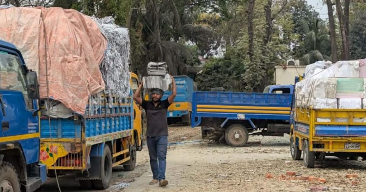 সোনারগাঁয়ে অবৈধ ছাপাখানায় অভিযান চালিয়ে ২০ লাখ টাকার গাইড জব্দ