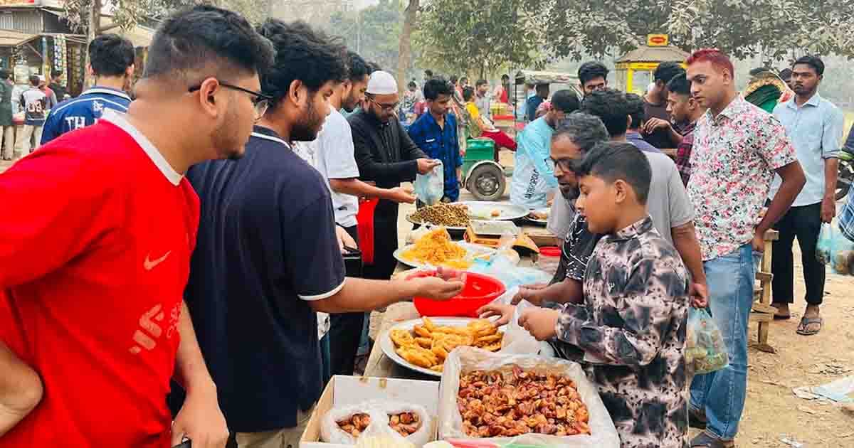 রমজানে জাবিতে জমজমাট ইফতার বাজার