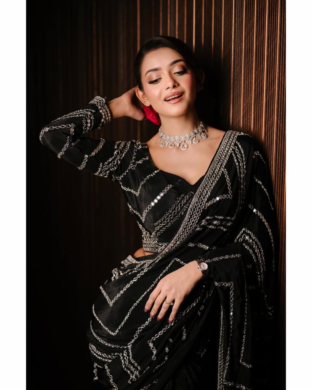 শাড়ির সঙ্গে মানানসই ব্লাউজ, হালকা মেকআপ আর গলায় ঝলমলে চোকার নেকলেস তার লুককে পরিপূর্ণতা দিয়েছে।