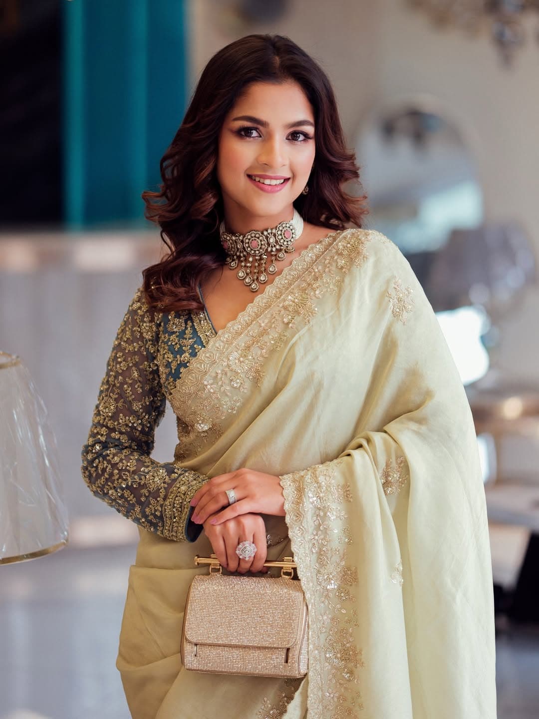 শাড়ির বর্ডারে সূক্ষ্ম জরি ও সিকুইনের টোন অন টোন এমব্রয়ডারি এনে দিয়েছে নান্দনিকতা।