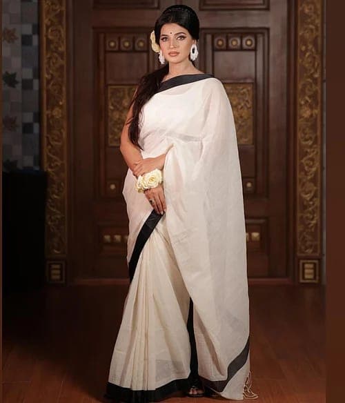 খাদিজা বর্ষা পরেছেন কালো বর্ডারের সাদা সিল্ক শাড়ি।