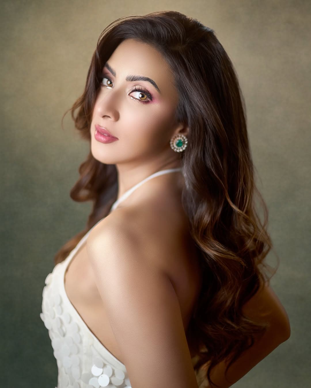 ক্যাপশনে লিখেছেন,“সফট লুক, স্ট্রং এনার্জি।”