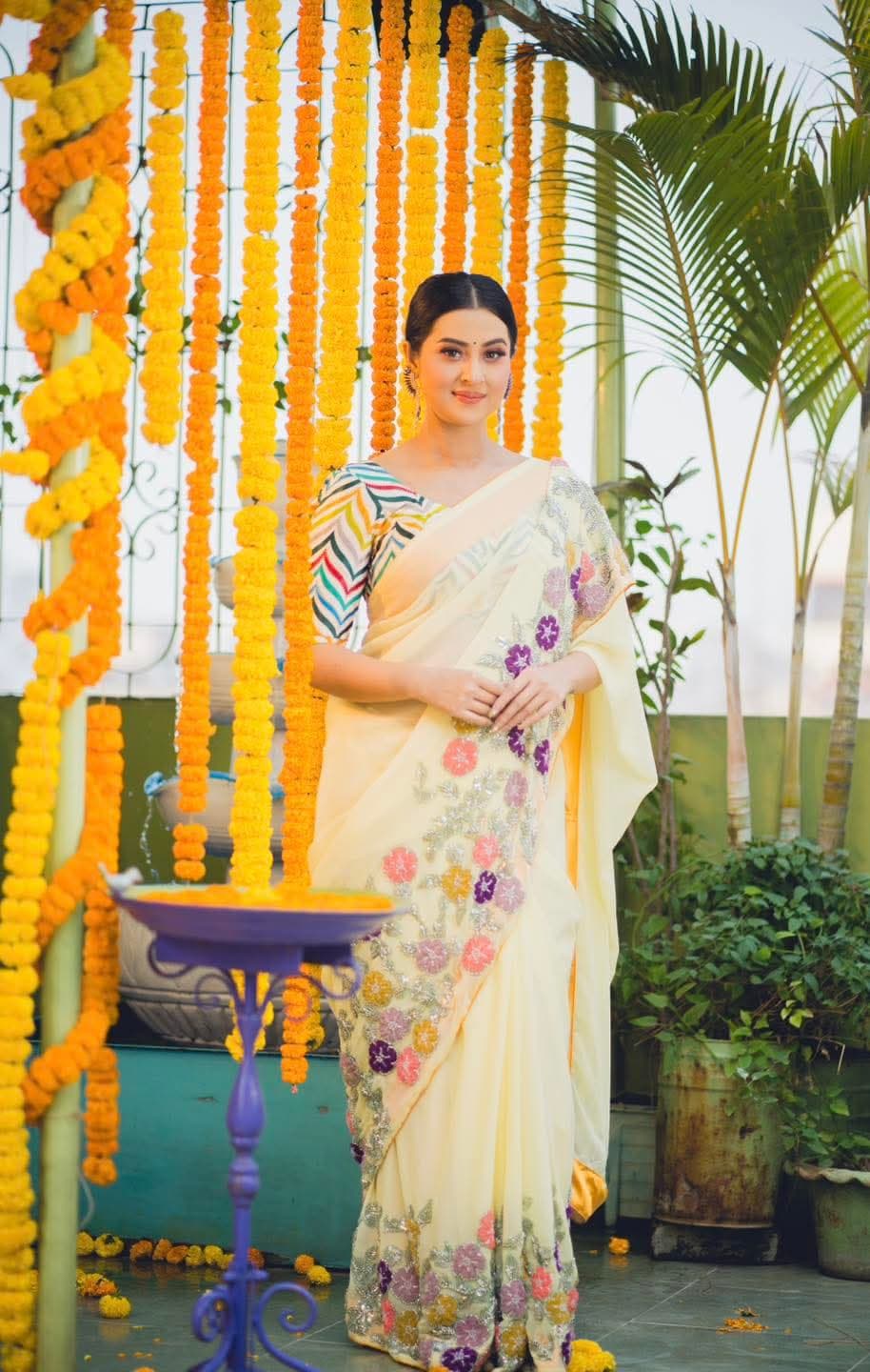 বসন্তের চিরায়ত হলুদ-সাদা কম্বিনেশনের একটি বাহারি রঙের শাড়িতে সেজেছেন শবনম বুবলী।
