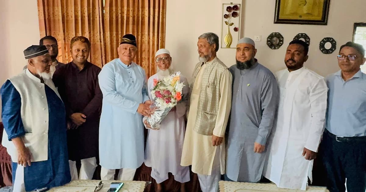 বিজয়ী প্রার্থীকে ফুল দিয়ে শুভেচ্ছা জানালেন আব্দুল মান্নান