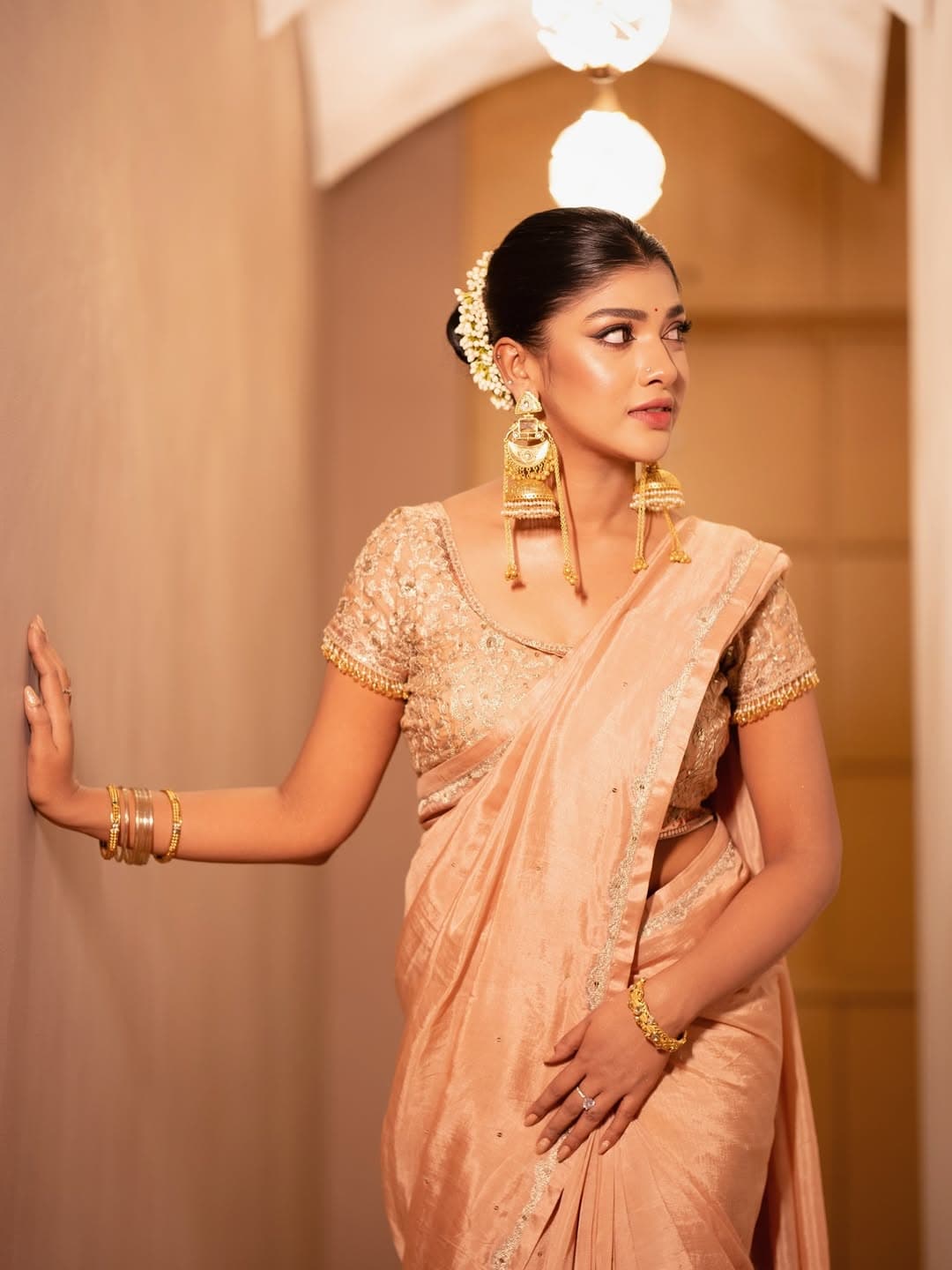হাতে চুড়ি,আংটি ছাড়া বেছে নিয়েছেন বড় ঝোলানো ঝুমকা।