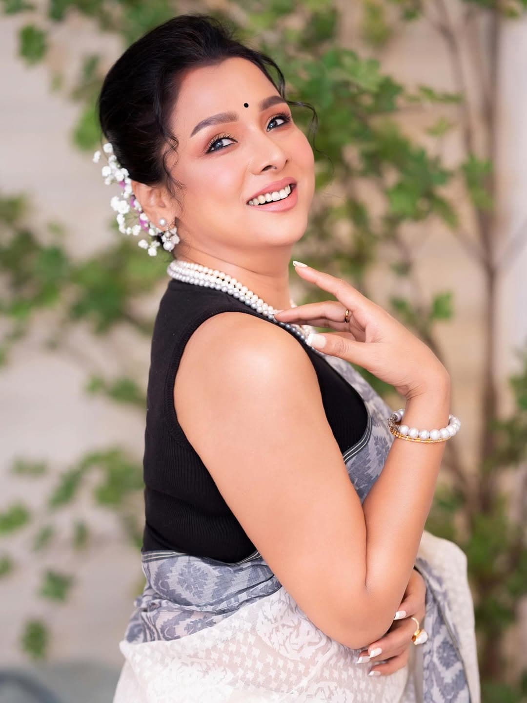 শাড়ির সঙ্গে মানানসই কালো স্লিভলেস ব্লাউজ এক ক্ল্যাসিক কম্বিনেশন।