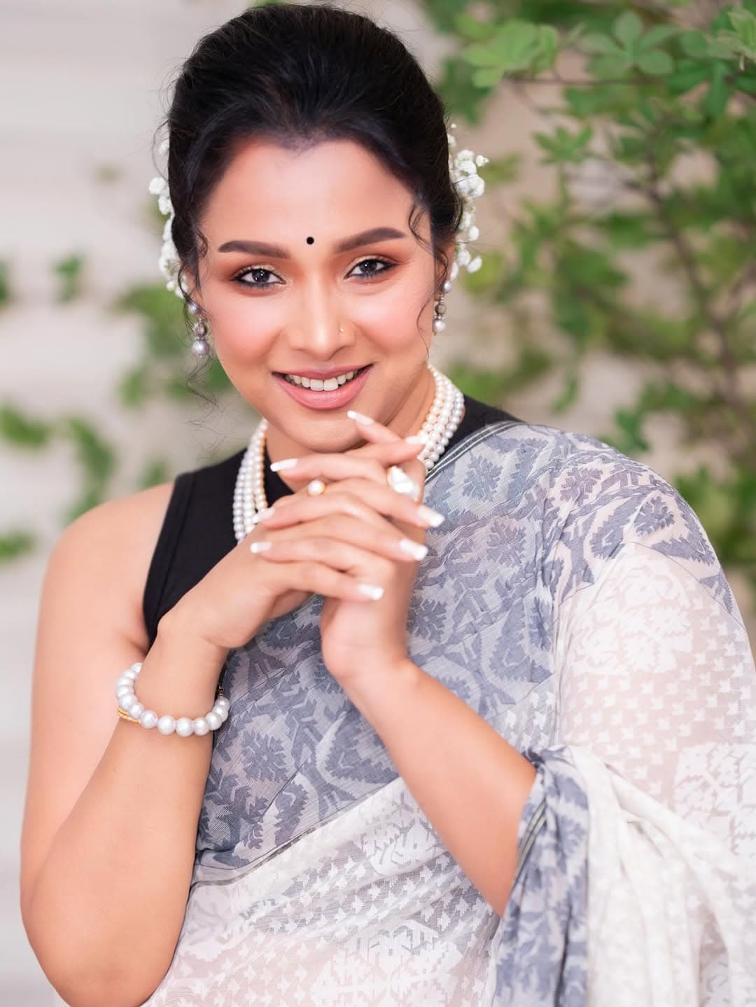 হাতে, কানে ও গলায় পার্লের গয়না তার সাজে সাবলীলতা এনে দিয়েছে।