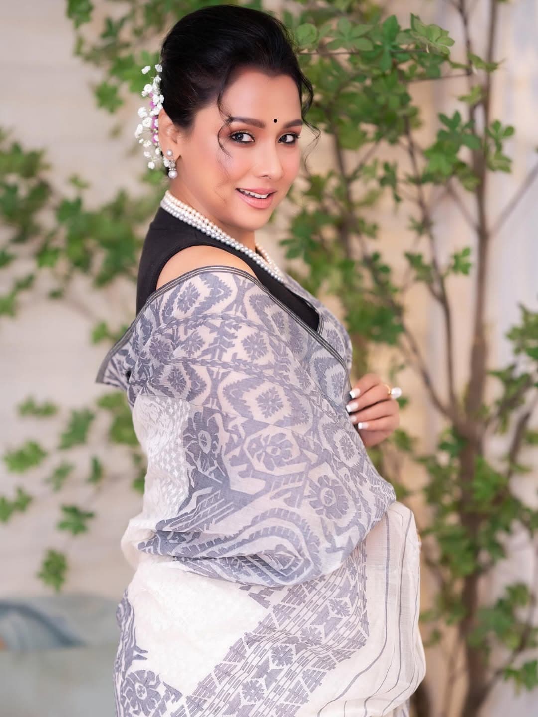 মানানসই মেকওভার, সাদা গাজরায় চুলের স্টাইল তার লুকে এনেছে একরাশ শুভ্রতা।