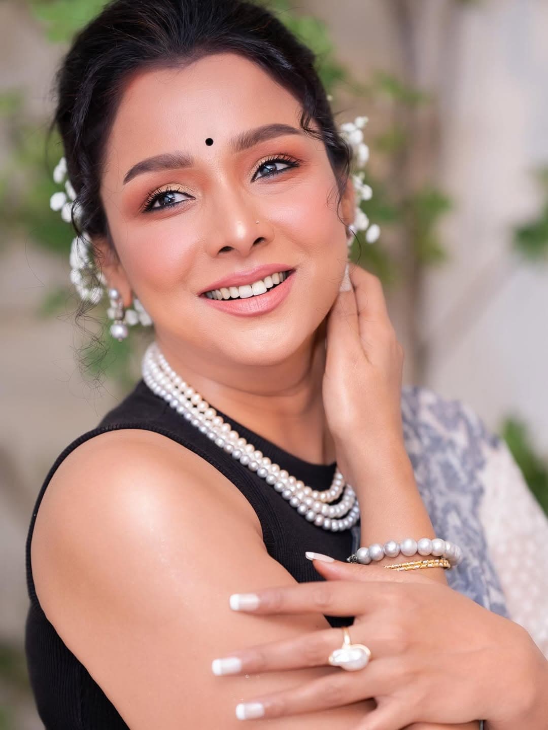 হালকা ব্রঞ্জ আইশ্যাডো, কালো টিপ আর ন্যুড গোলাপি লিপকালার নজর কাড়ছে বেশ।