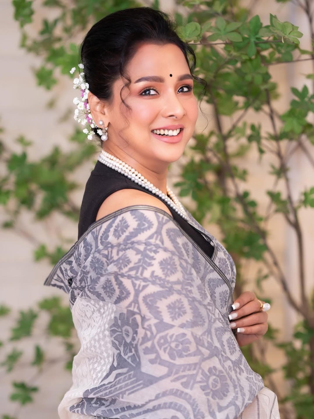 সবমিলিয়ে এই লুকে খুব প্রাণবন্ত লাগছে অভিনেত্রীকে।