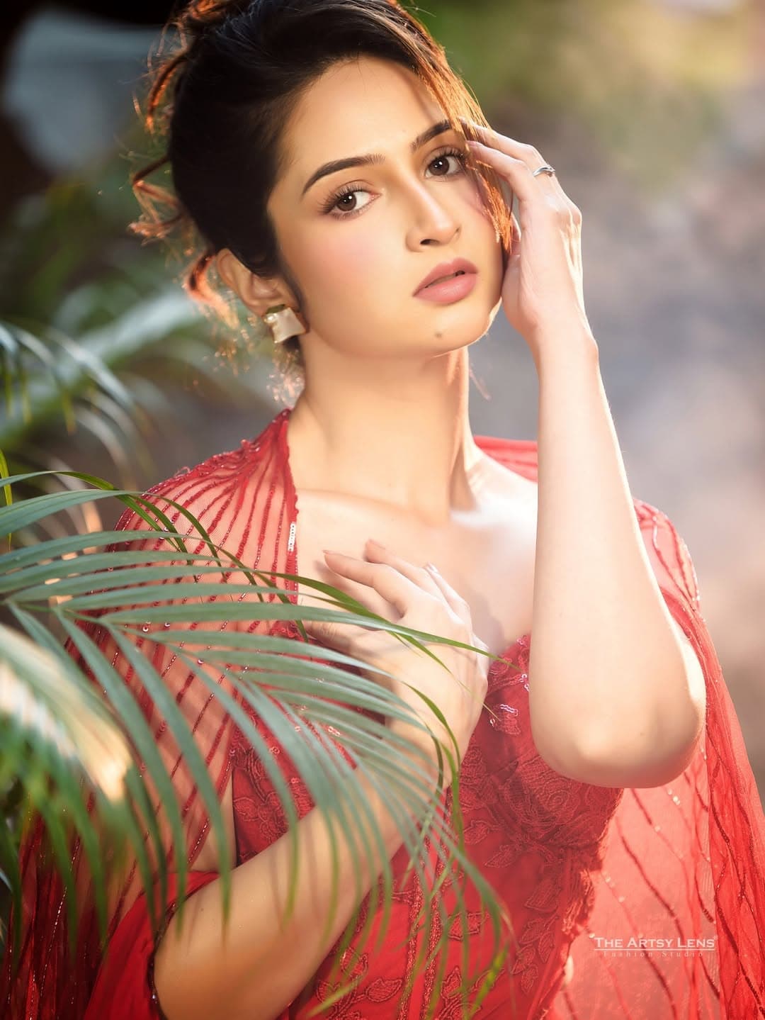 ত্বকে সফট গ্লো, চোখে মাসকারা, ঠোঁটে ন্যুড-পিঙ্ক টোনের লিপকালার আর গালে হালকা ব্লাশের ছোঁয়ায় পরিমিত সাজ।