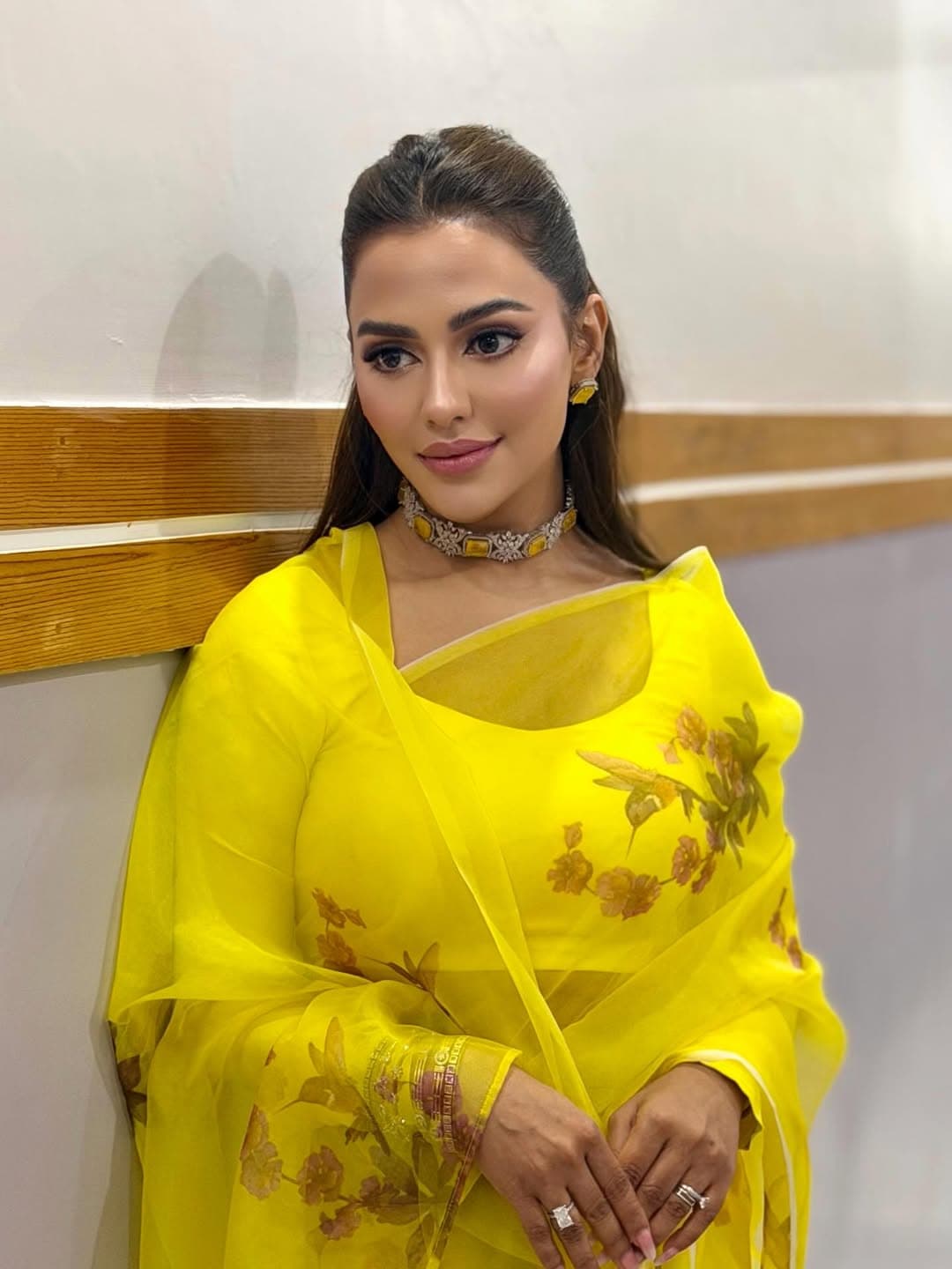 উজ্জ্বল হলুদ রঙের সিল্ক শাড়িতে বেশ স্বাচ্ছন্দ্যেই বসন্তবরণ করেছেন নুসরাত ফারিয়া।