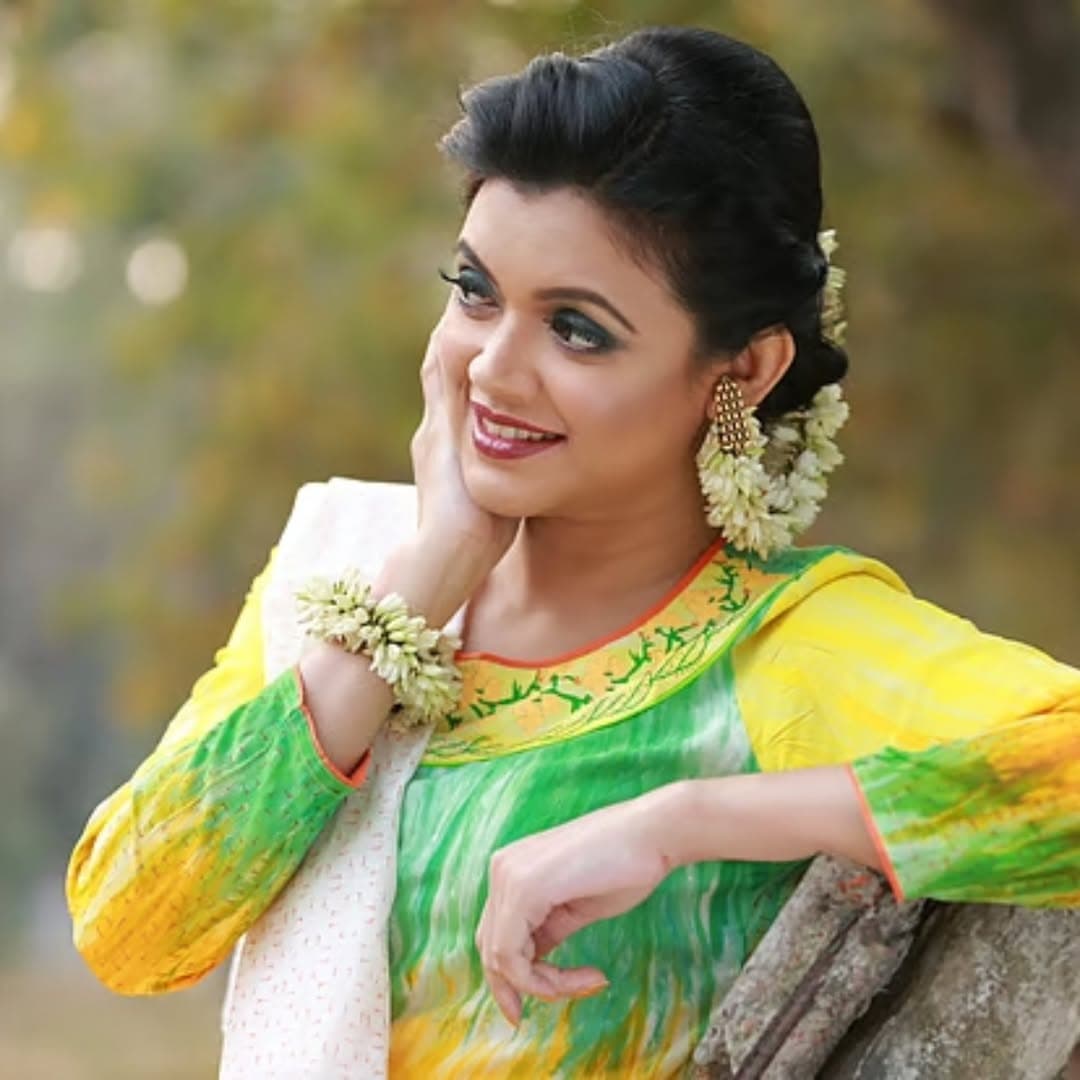 মাসুমা রহমান নাবিলা লিখেছেন, ‘বাসন্তী আবেগে নতুন শুরুটা হোক শুভ।’