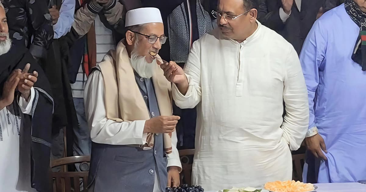 নির্বাচনে জয়ী-পরাজিত প্রার্থীর মধ্যে মিষ্টি খাইয়ে শুভেচ্ছা বিনিময়