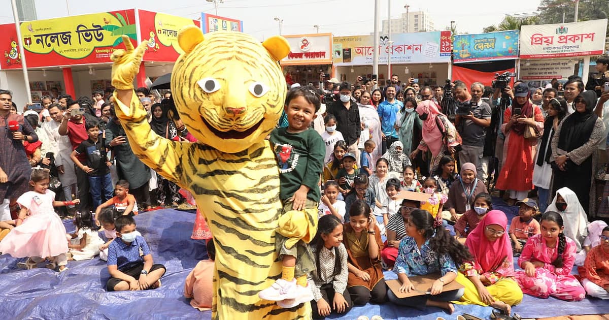 শিশু চত্বরে নকল বাঘ দেখে ওরা খুশিতে আত্মহারা