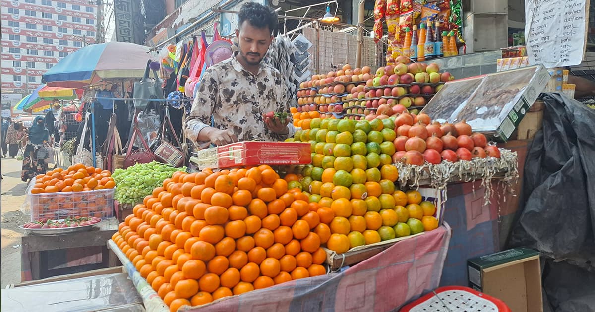 ঝিনাইদহে ফলের দাম চড়া, হিমশিম খাচ্ছেন ক্রেতারা