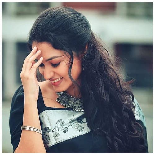 তাসনিয়া ফারিণ পরেছেন রূপালি পাড়ের কালো শাড়ির সঙ্গে ম্যাচিং ব্লাউজ।