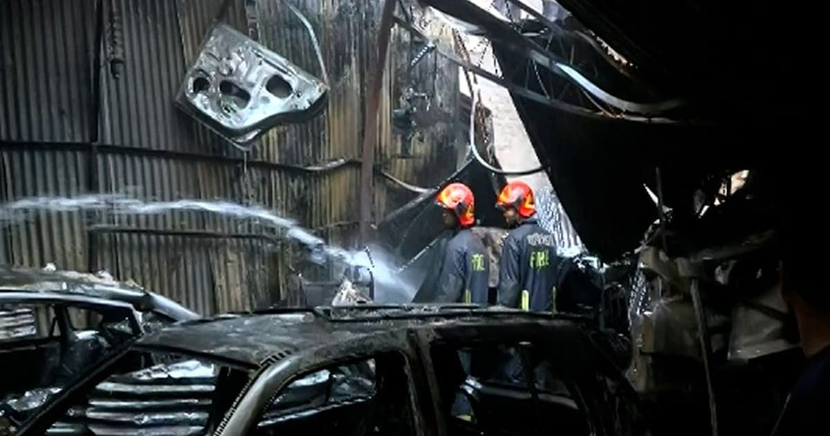 নদ্দায় আগুনে পুড়ল গাড়ির গ্যারেজ