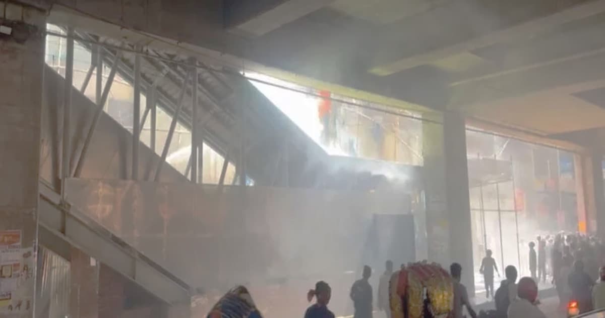 শেওড়াপাড়া মেট্রো স্টেশনের পাশের ভবনে আগুন