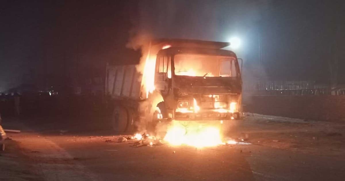 সড়কে ঝরল শিক্ষকের প্রাণ, ট্রাকে আগুন দিল বিক্ষুব্ধ জনতা