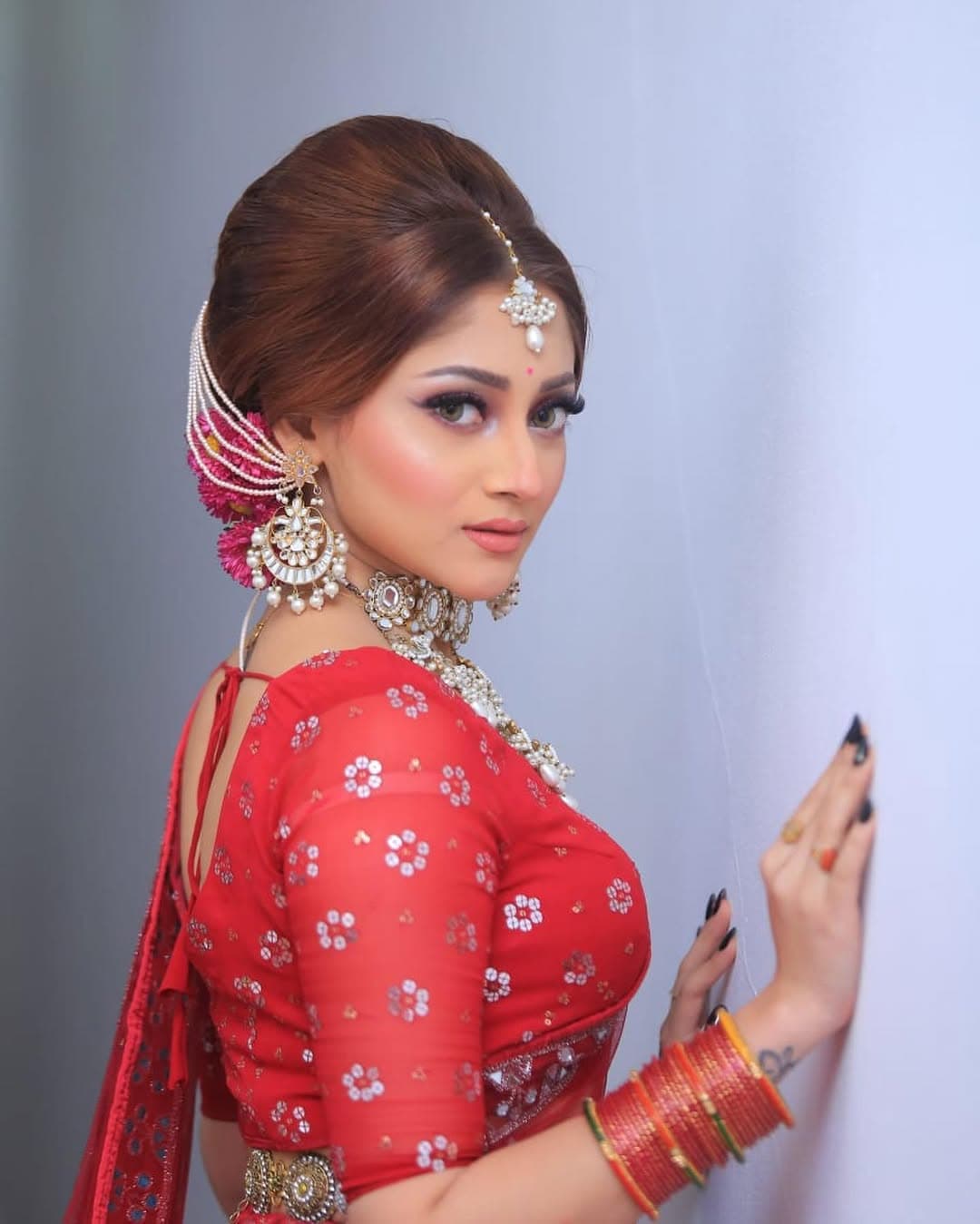 তিনি ‘দহন’ চলচ্চিত্রে অভিনয় করে সেরা অভিনেত্রী বিভাগে সিজেএফবি পারফরম্যান্স পুরস্কারের মনোনয়ন লাভ করেন।