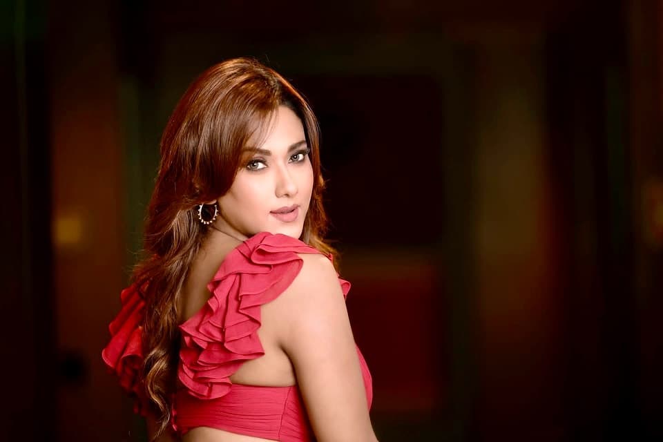 ২০১১ সালে তিনি "মিস এশিয়া প্যাসিফিক" পুরস্কার জিতেন।