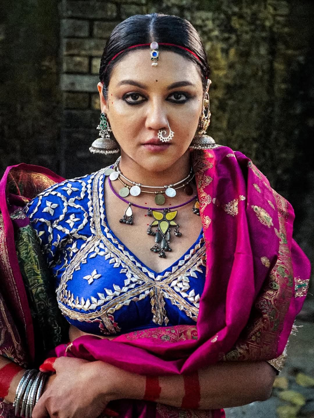 পুরাতন কোনো বাড়ি বা স্থাপত্যকে ব্যাকগ্রাউন্ডে রেখে নানা ভঙ্গিতে পোজ দেন তিনি।