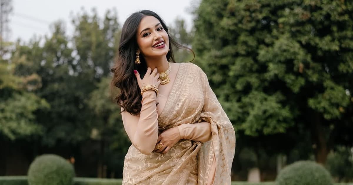 মায়ের শাড়িতে সেজেছেন ফারিণ