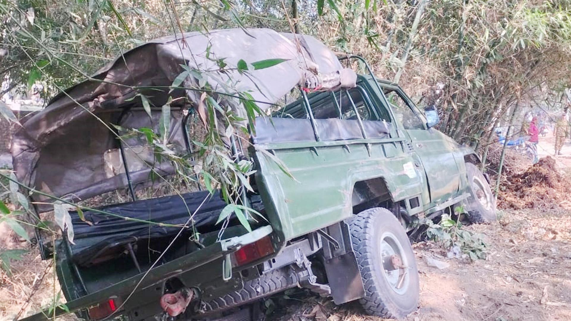 ট্রাকের ধাক্কায় সেনাবাহিনীর টহল গাড়ি খাদে, আহত ৪